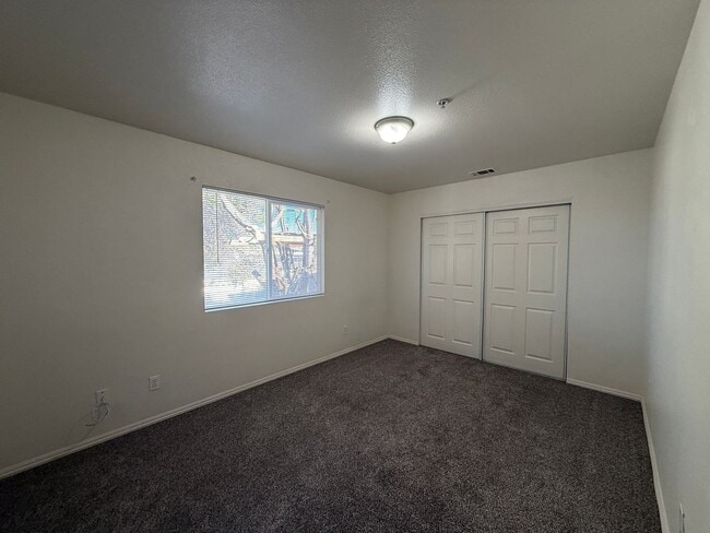 Building Photo - L41900