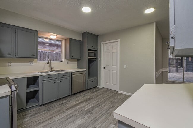 Building Photo - 16911 Summit Oaks Ln