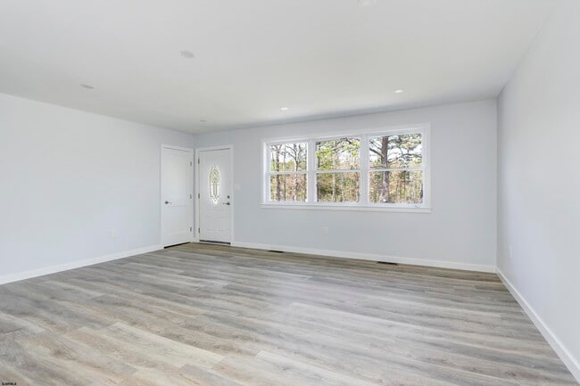 Building Photo - 6007 W Jersey Ave