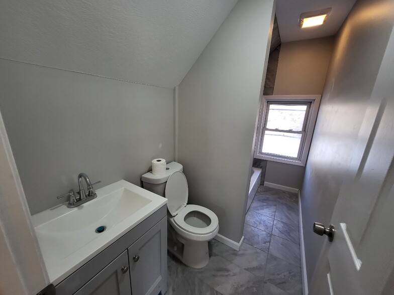 Bathroom (tub) - 1581 E 47th St