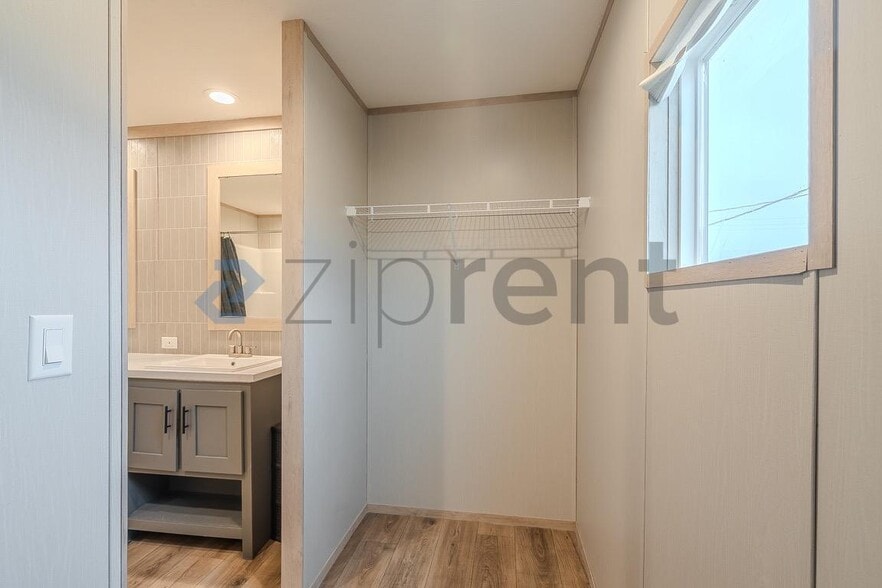 Building Photo - 1202 Longleaf Pne St