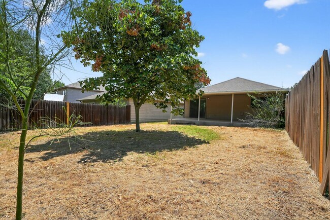 Building Photo - Cozy & Spacious 2 Bed, 2 Bath with Private...