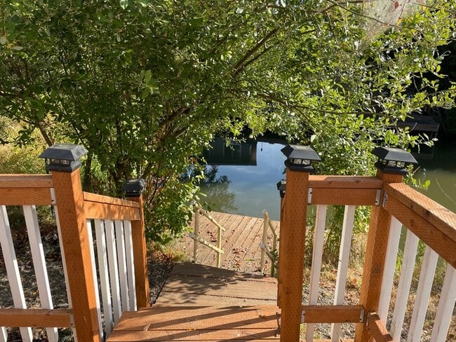 Building Photo - BEAUTIFUL THREE BEDROOM AT SILVER LAKE