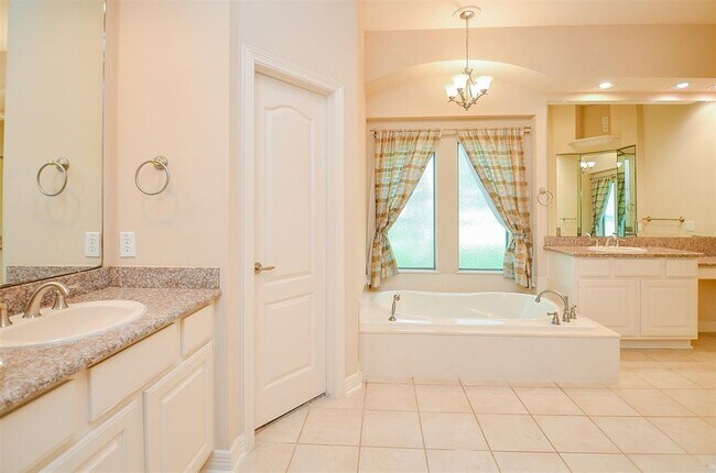 Building Photo - 7610 Breezeway Bend Ln
