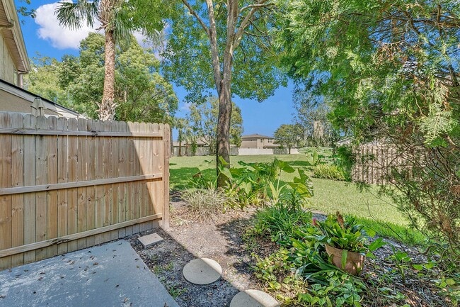 Building Photo - Newly Renovated 2/2.5 Townhome in Winter S...