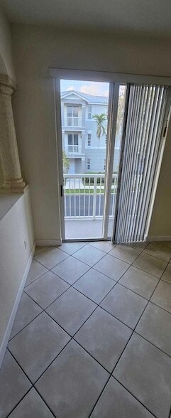 Building Photo - 2609 Shoma Dr