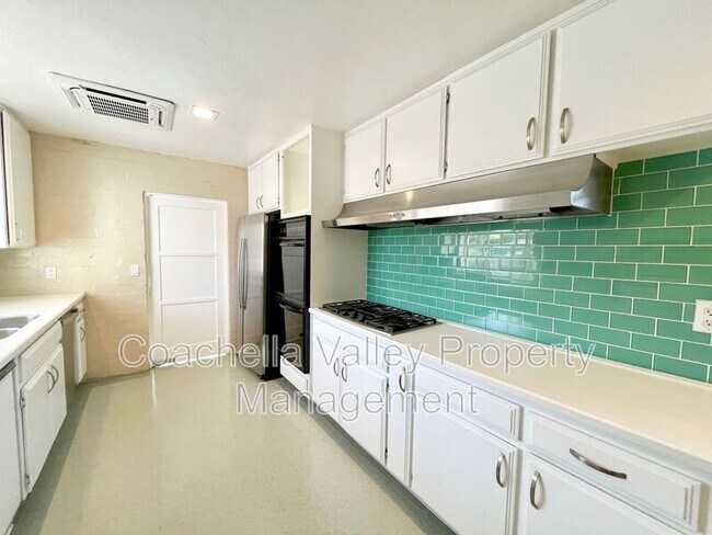 Building Photo - 1680 E Mesquite Ave