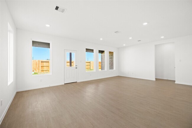 Building Photo - 823 Heaven Dr