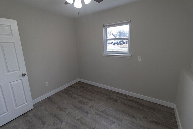 Building Photo - Fully Updated 2 BDR Apartment