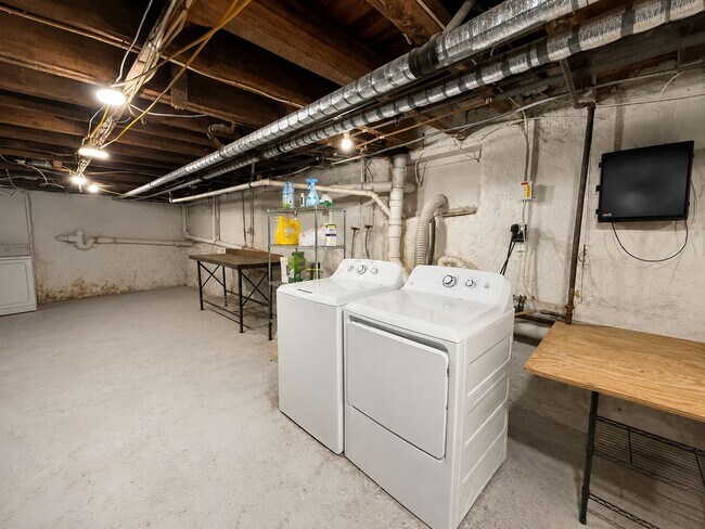 Building Photo - Charming Manayunk Rowhome with Private Yard & Front Porch Near Main Street