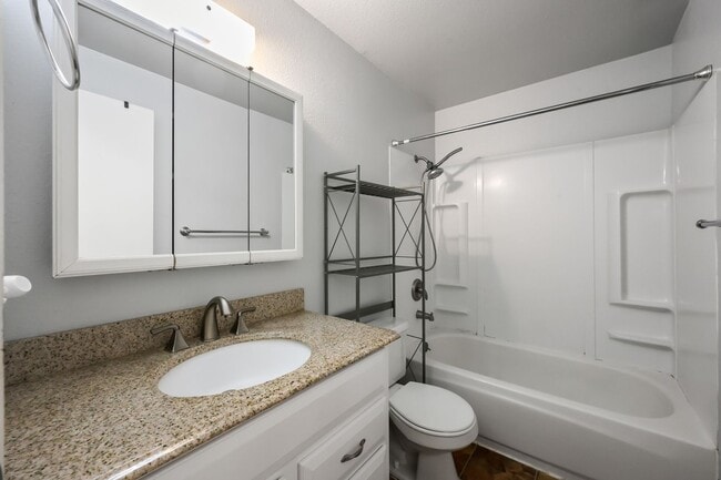 Building Photo - MOVE IN READY NOW! Normandy Park 1 level 2...