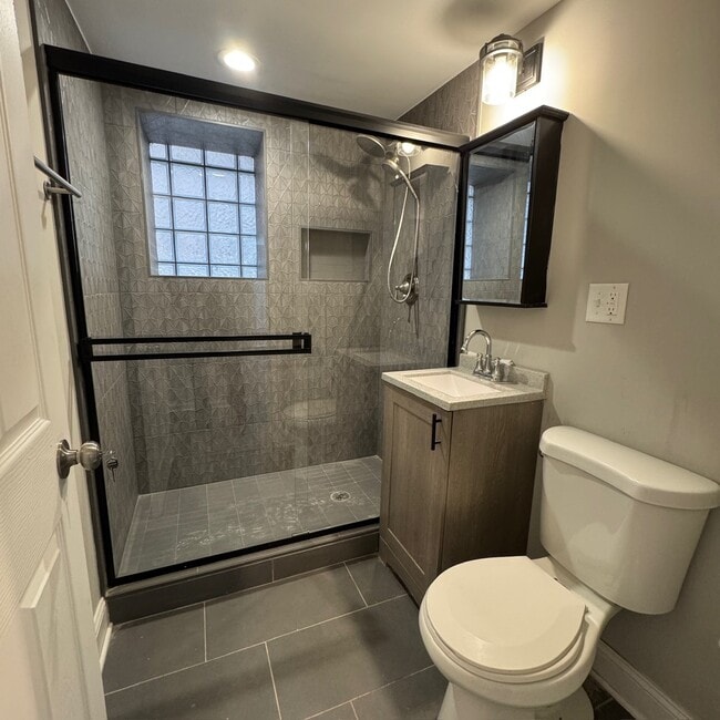 Building Photo - 220 N Lamon Ave