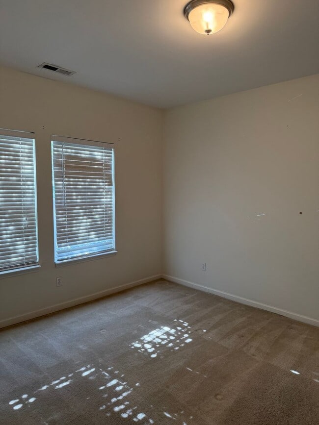 Building Photo - Close to Percy Priest Lake