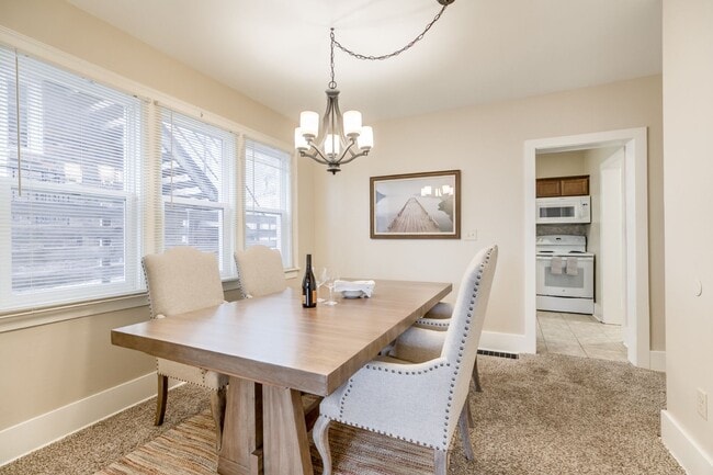 Building Photo - Beautiful Three Bedroom Town Home!