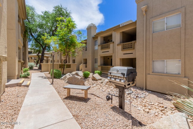 Building Photo - 1880 E Morten Ave