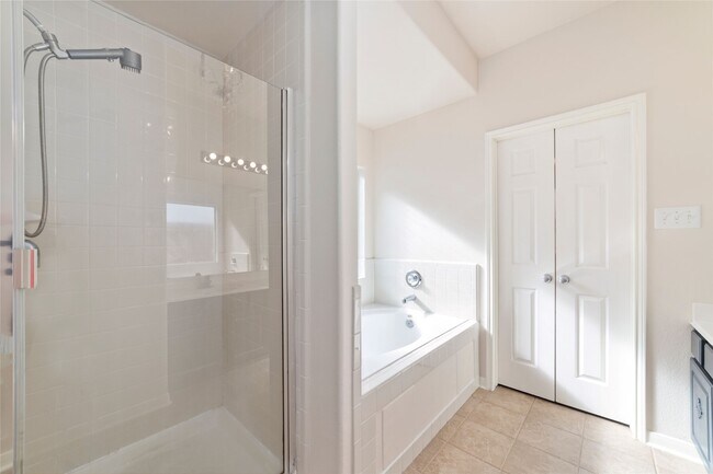 Building Photo - 1190 Stallion Ridge