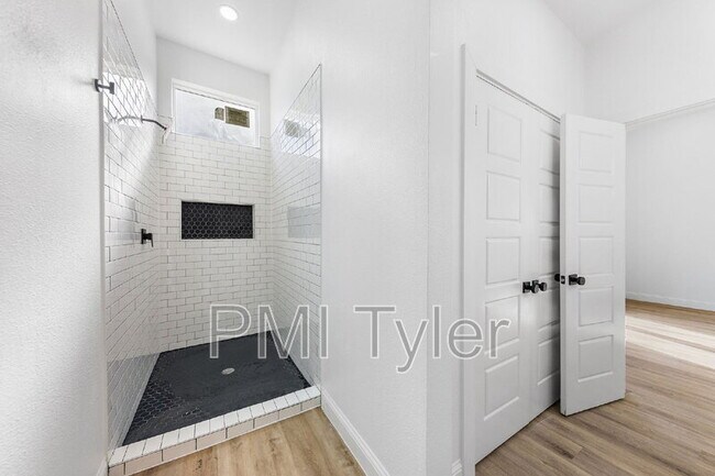 Building Photo - 1247 Bonham St
