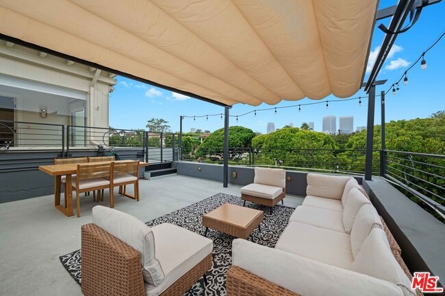 Building Photo - 420 S Beverwil Dr