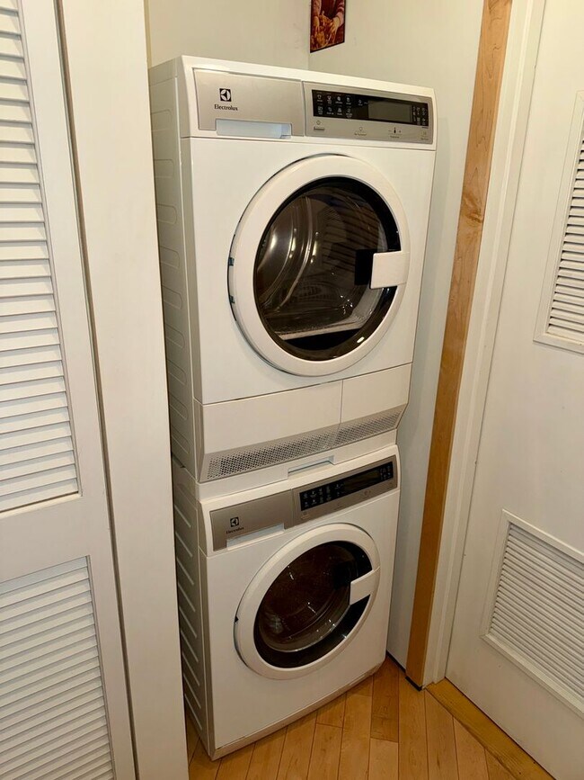 Building Photo - Beautifully 2-Bedroom Condo in Boston