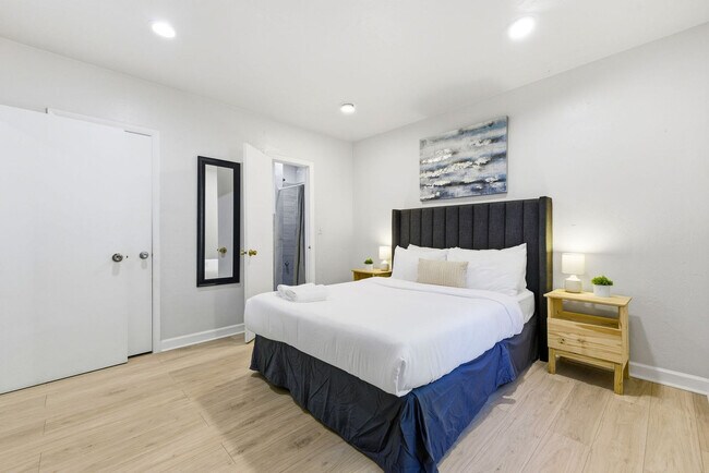 Building Photo - 6715 NE Miami Pl