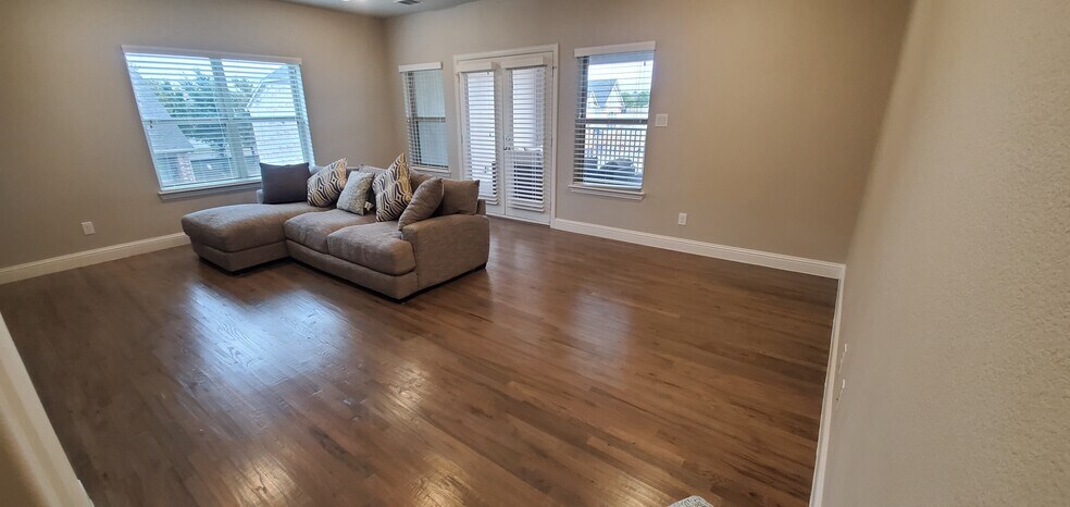 3rd floor - 4428 Dexter Ln