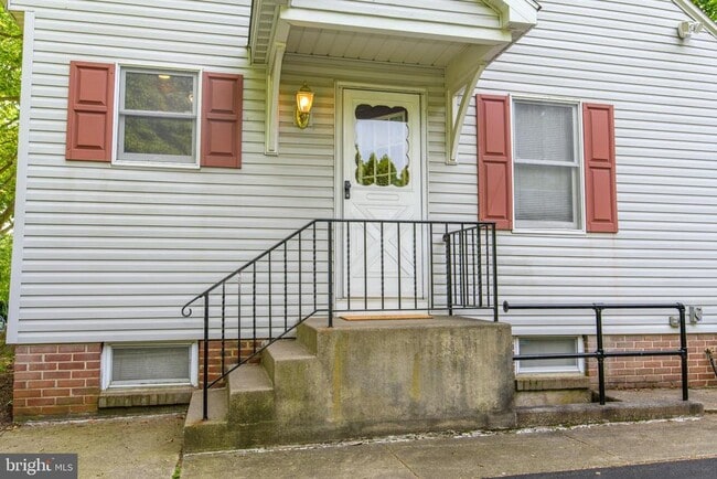 Building Photo - 3205 Cambridge Cir