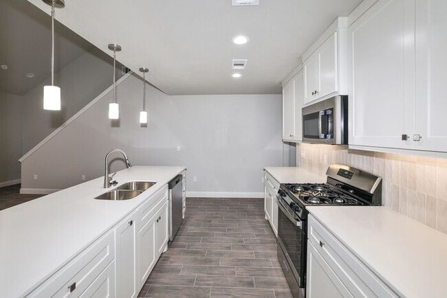 Building Photo - 7616 Woodford Ave