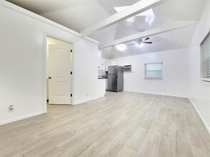 Building Photo - 1014 1/2 E 38th St