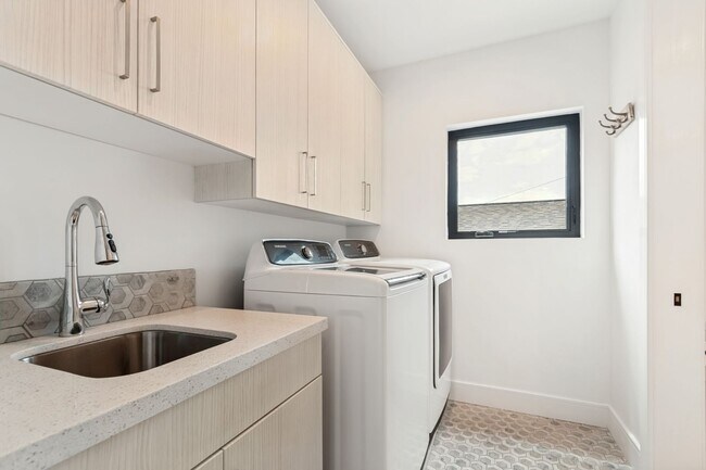 Building Photo - Fully Furnished Luxury Home In The Avenues