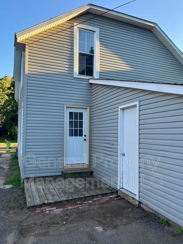 Building Photo - 4 bed 1.5 Bath near UWEC! Available June 1st