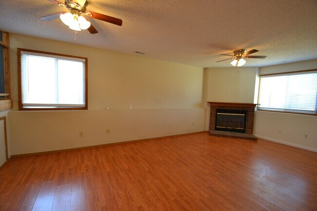 Building Photo - 4 Bedroom Home Available Near COS Airport!