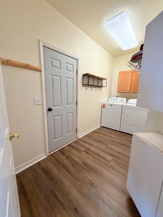 Building Photo - 104 Deer Trail Dr