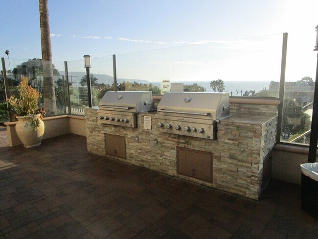 Building Photo - 640 The Vlg