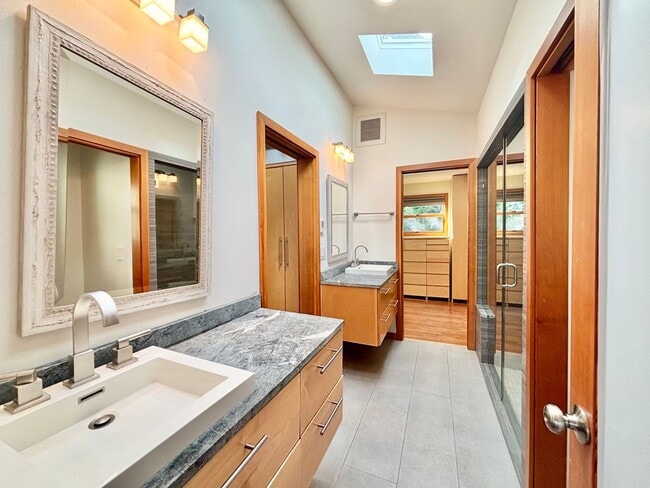 Building Photo - Stunning Mountain View Mid-Century Home in Prestigious Clyde Hill