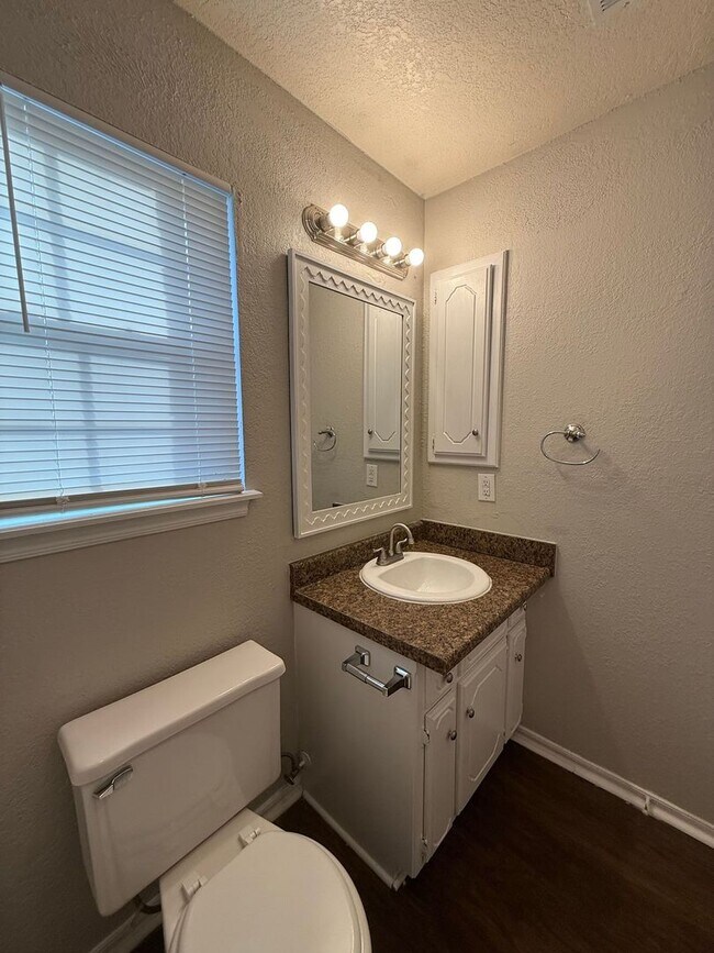 Building Photo - Charming 3 Bedroom Home in Mustang School District