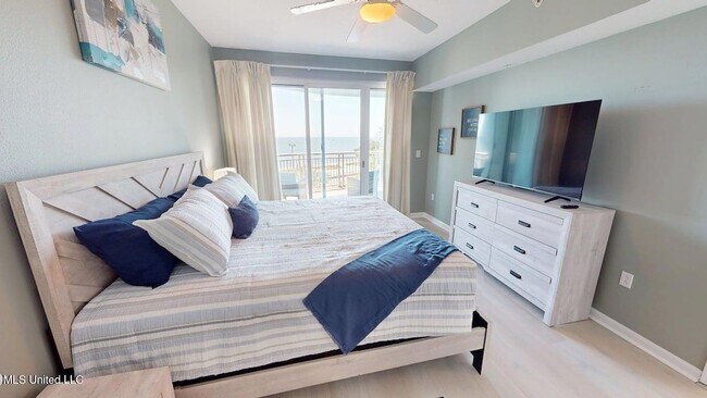 Building Photo - 2228 Beach Dr