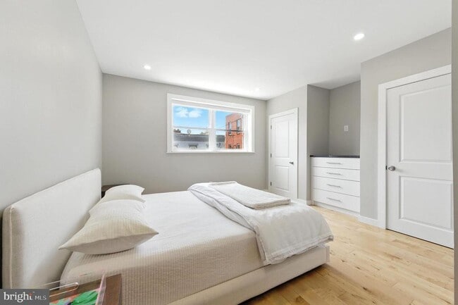 Building Photo - 1937 Dickinson St