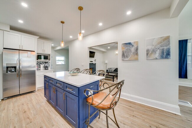 Building Photo - 2633 Broadway Ave