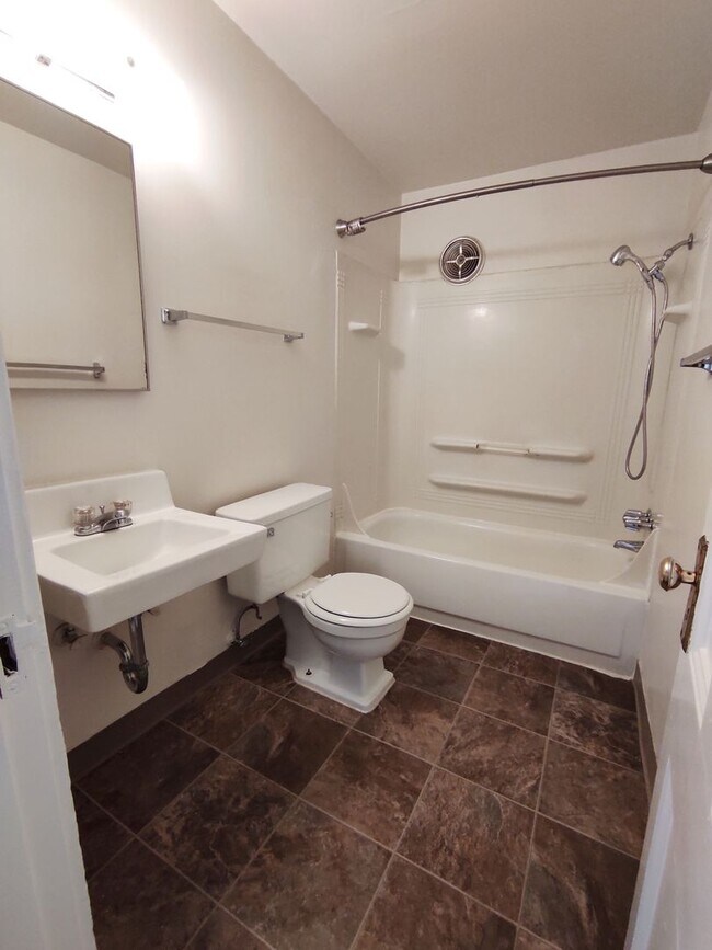 Building Photo - Charming Studio in Prime Goose Hollow Location