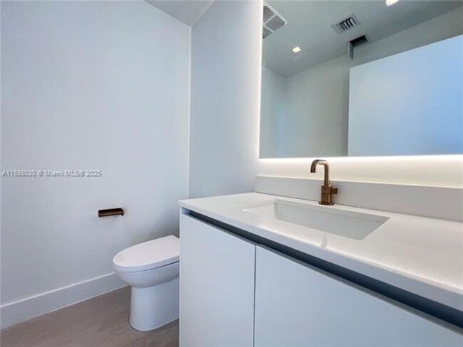 Building Photo - 700 NE 24th St