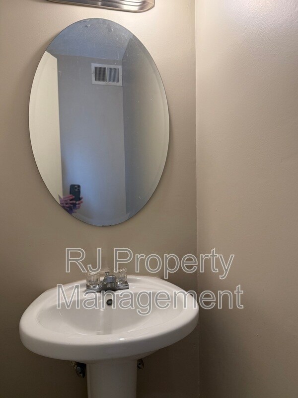 Building Photo - 3400 Lord Dunmore Cove
