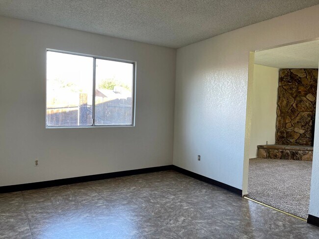 Building Photo - 4 bedroom home in convenient location on Alta Mesa Dr.