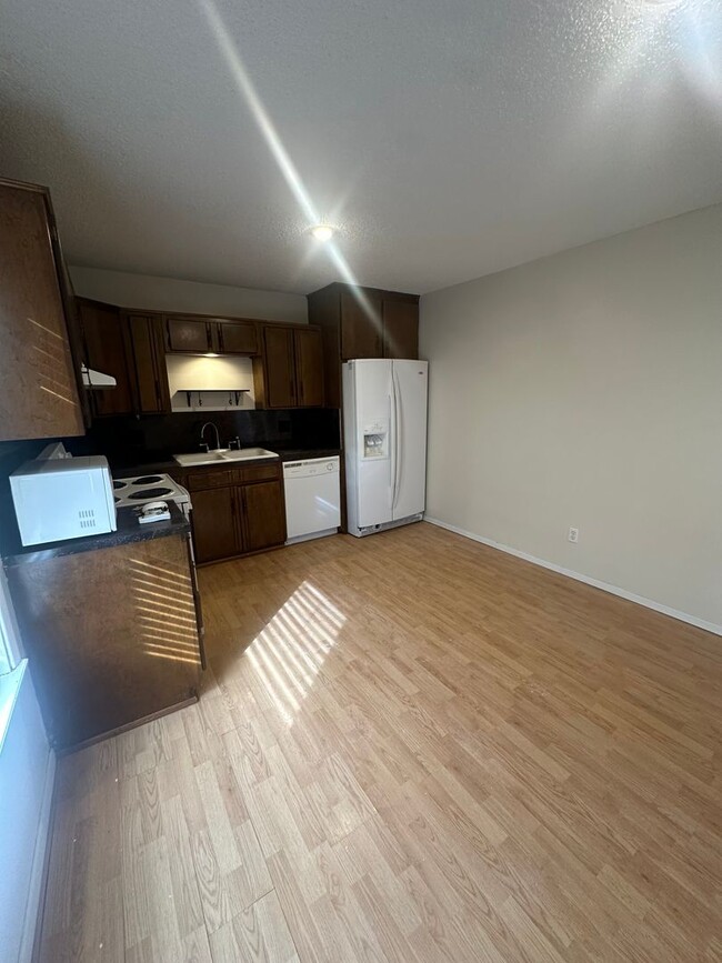 Building Photo - Spacious 2 Bed Condo! Fully Fence Backyard...