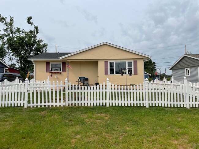 Building Photo - Nice 4 bedroom 2 bath ranch with a fenced ...