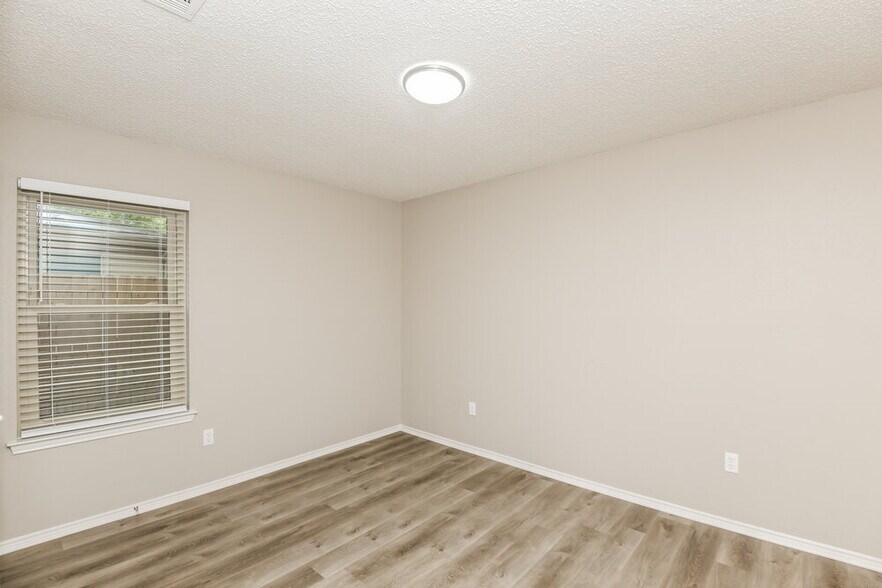 Building Photo - 1121 Cardinal Oaks Dr