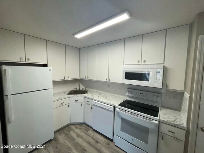 Building Photo - 4610 Lake Waterford Way