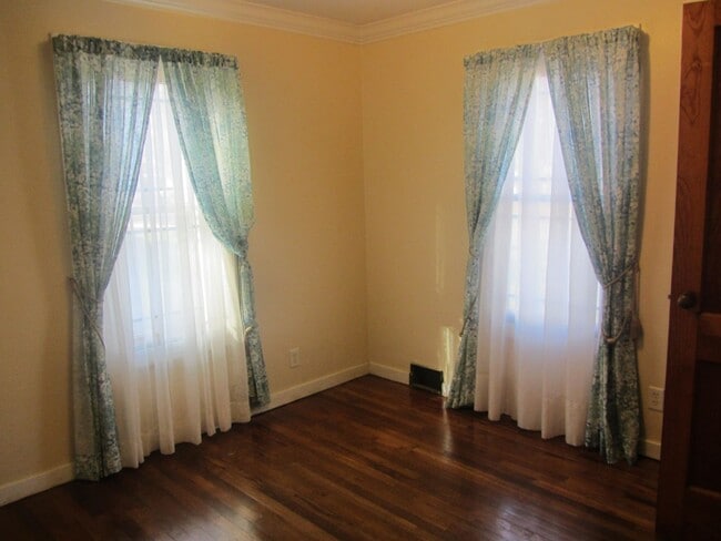 Building Photo - Very sharp 2 BR house in Normal