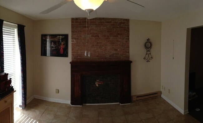 Building Photo - Spacious 2 Bedroom Townhouse For Rent (Pal...