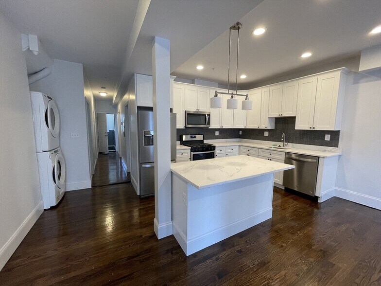 Building Photo - 204 E Eagle St