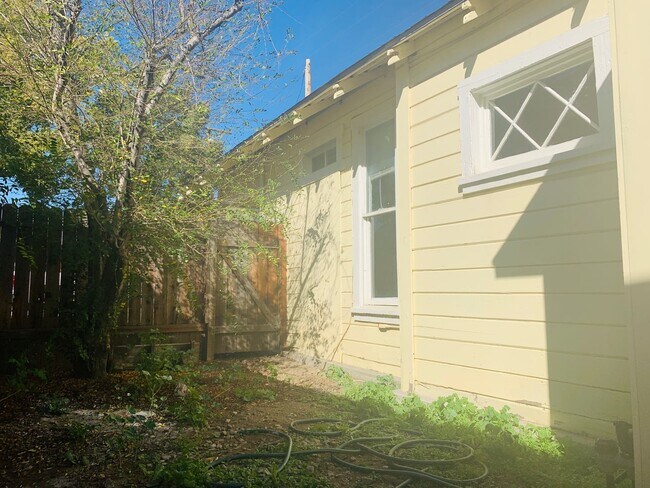 Building Photo - Old World Charm 1 bedroom / 1 bath